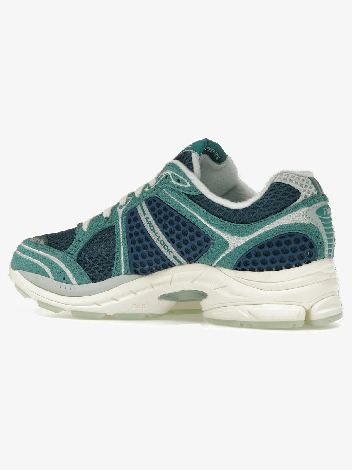 Saucony ProGrid Triumph 4 'END. Nessie' – rear three-quarter